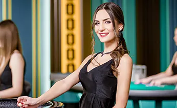 Đại diện chăm sóc khách hàng đang hỗ trợ qua điện thoại và máy tính, tượng trưng cho dịch vụ 24/7 tại 8k be